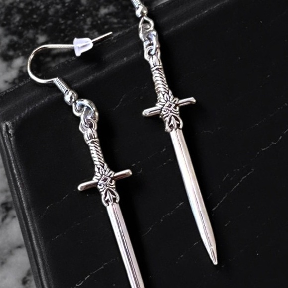 Dungeons and Dragons Silver toned Sword Earrings Rold Playing Goth Unisex - Picture 12 of 17